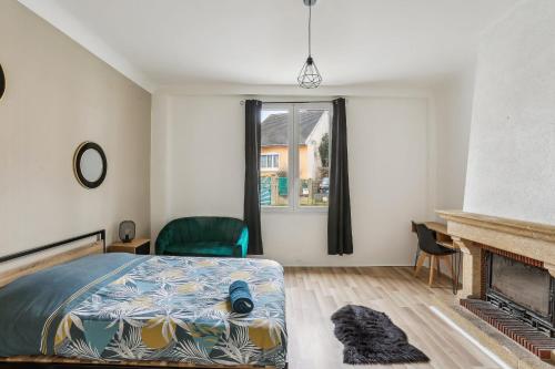 une chambre avec un lit et une cheminée dans l'établissement Charmant Appart Spacieux Rénové 4 Pers, au Mans
