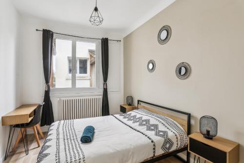 une chambre avec un lit, une fenêtre et un bureau dans l'établissement Charmant Appart Spacieux Rénové 4 Pers, au Mans