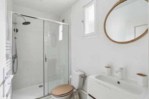 une salle de bain avec une douche, des toilettes et un lavabo dans l'établissement Charmant Appart Spacieux Rénové 4 Pers, au Mans