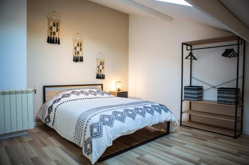 une chambre avec un lit et un miroir dans l'établissement Maison Rénové Spacieuse Cosy Jardin 8 Pers, au Mans