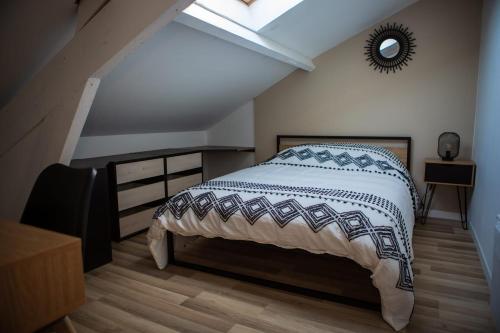 une chambre avec un lit et une lucarne dans l'établissement Maison Rénové Spacieuse Cosy Jardin 8 Pers, au Mans