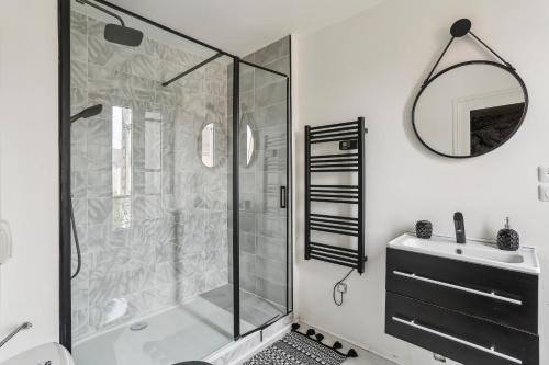 une salle de bain avec douche et lavabo dans l'établissement Magnifique Appart centre ville rénové 2 pers, au Mans