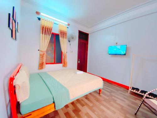 een slaapkamer met een bed en een raam bij Happy House Homestay in Hue