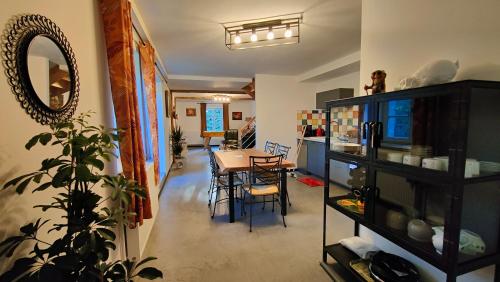Una sala de estar con una mesa y un comedor. en Le moulin de la Goutelle, en Neufmanil