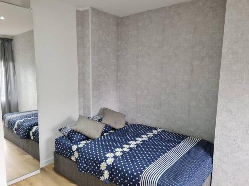 een slaapkamer met 2 bedden met blauwe en witte lakens bij ANTWERP Charming Studio in Antwerpen