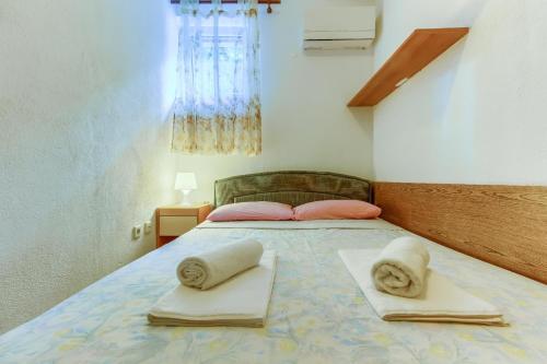2-bdr apt with shared garden 3 min walk to beach