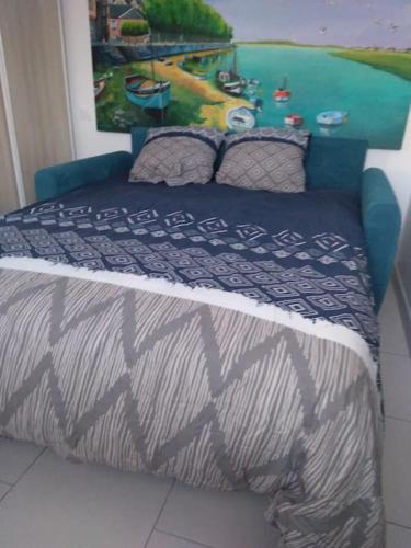 - une chambre avec un lit doté d'un couvre-lit dans l'établissement Gîte Rosie, à Saint-Blimont