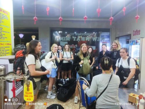ニンビンにあるNew Nhat Minh HomeStay & Tourの部屋の中に立っている人々のグループ