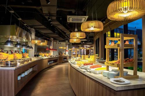 a restaurant with a buffet line with food on display at Villa biển Oceanami B805 - Ô tô đậu trước cửa nhà in Long Hai