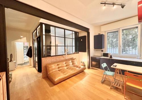 uma sala de estar com um sofá no meio de um quarto em Industrial Design Loft near City Center and Stadium em Bolonha