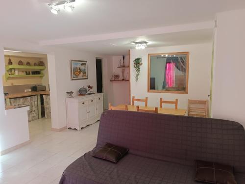 Il comprend un salon et une cuisine avec un canapé violet. dans l'établissement Châteaudouble : appartement au calme, à Châteaudouble