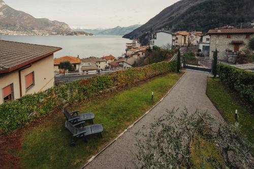 レッツェノにあるVillaGrassi - Charming Villa by Lake Comoの湖畔の小道に座るベンチ