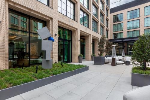 a courtyard in front of a building at The Crescent Hotel, Fort Worth in Fort Worth