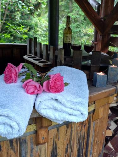 una mesa de madera con toallas y flores. en domek simonka zawoja, en Zawoja