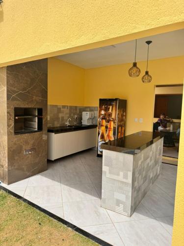 eine große Küche mit gelben Wänden und einer Arbeitsplatte in der Unterkunft Casa de Praia Maceió in Maceió