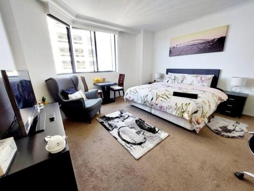 een slaapkamer met een bed, een bureau en een stoel bij Super comfortable quiet room in Sydney