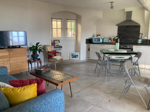 un salon avec un canapé et une table dans l'établissement Demeure de charme, à Châteauneuf-du-Pape