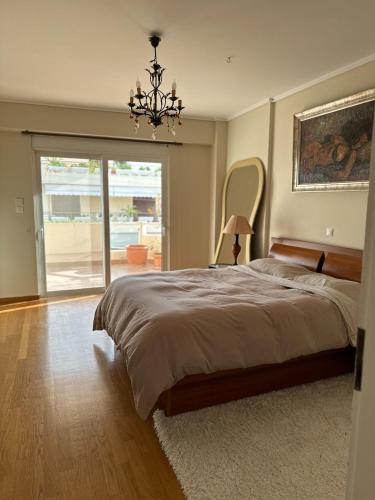 En eller flere senge i et værelse på Villa in Voula 5 mins from the Beach