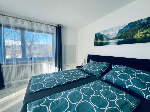 1 dormitorio con cama y ventana grande en Ferienwohnung Wallmerhof am ländlichen Wimberg en Adnet