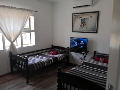 Noble Luminous Accommodation and Tours tesisinde bir odada yatak veya yataklar