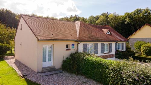 a small white house with a brown roof at Chambres d'Ault in Ault