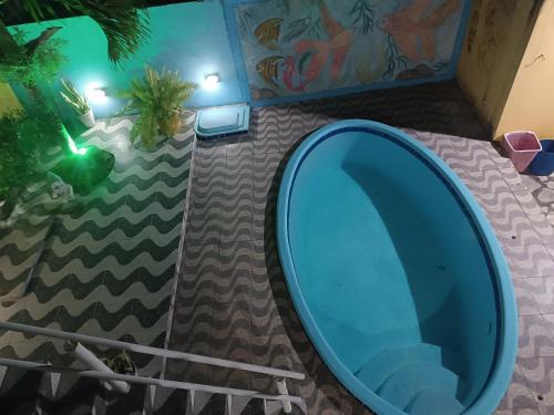 a bathroom with a large blue tub in a room at Casa na praia Lucena para alugar por temporada in Lucena