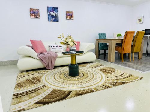 sala de estar con sofá y mesa sobre una alfombra en Carpe Diem Privat Guesthouse, en Hermina-major