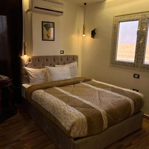 Ένα ή περισσότερα κρεβάτια σε δωμάτιο στο White Pyramids inn