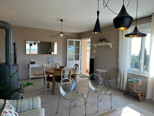 eine Küche und ein Esszimmer mit einem Tisch und Stühlen in der Unterkunft L'Intemporel in Cernay-lès-Reims