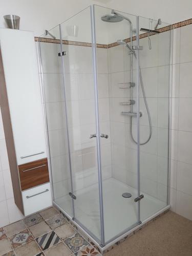 a shower with a glass enclosure in a bathroom at schöne Wohnung in Bad Nauheim, nahe Frankfurt in Bad Nauheim