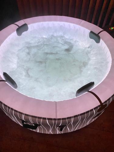 a jacuzzi tub with water in it at Story Cabin Lake in Cîmpeneşti