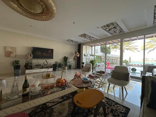 Amwaj IslandPrivate pool with Beachfront access Villa的相册照片