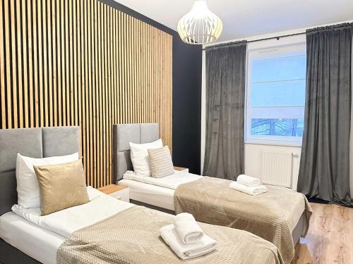 Habitación con 2 camas y ventana en DMK Green Apartment near Warsaw-Modlin Airport en Nowy Dwór Mazowiecki