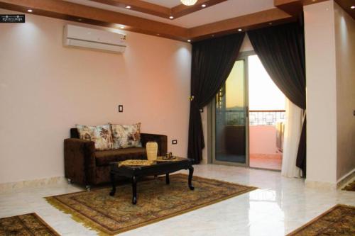 un soggiorno con divano e tavolino da caffè di Aswan Plaza - Share Apartment a Aswan