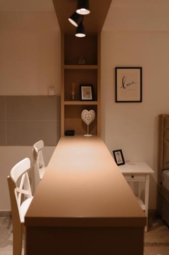 uma mesa e duas cadeiras num quarto em Studio Paddock em Belgrado