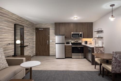 Η κουζίνα ή μικρή κουζίνα στο Residence Inn by Marriott Denver Aurora