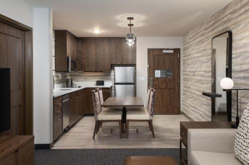 eine Küche und ein Esszimmer mit einem Tisch und Stühlen in der Unterkunft Residence Inn by Marriott Denver Aurora in Aurora
