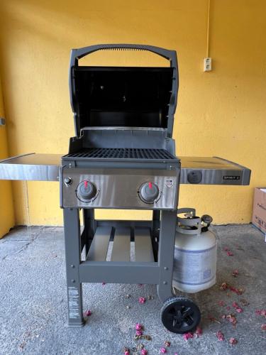 a grill sitting on top of a table at Traumhaus am Hang mit privatem Pool in Barber
