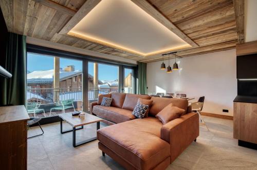 uma sala de estar com um sofá e uma mesa em Lodge des Glaciers em Montvalezan