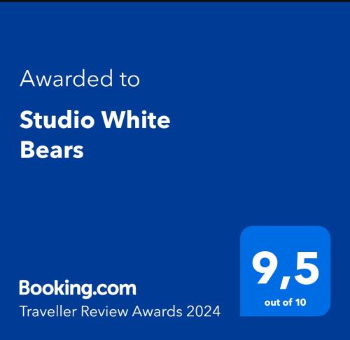 En logo, et sertifikat eller et firmaskilt på Studio White Bears