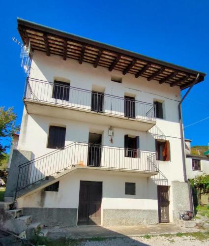 El edificio en el que está la casa vacacional