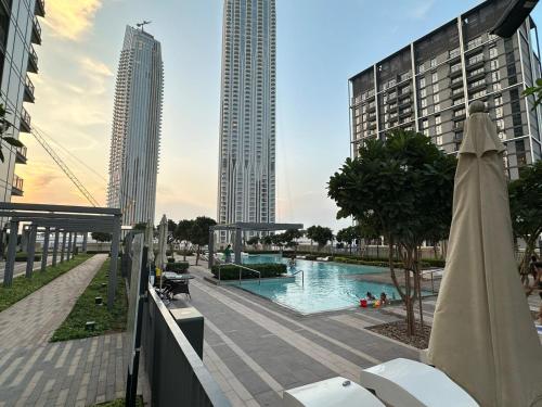 uma piscina no meio de uma cidade com edifícios altos em ASHRI HH, Luxurious Apt in Creek no Dubai