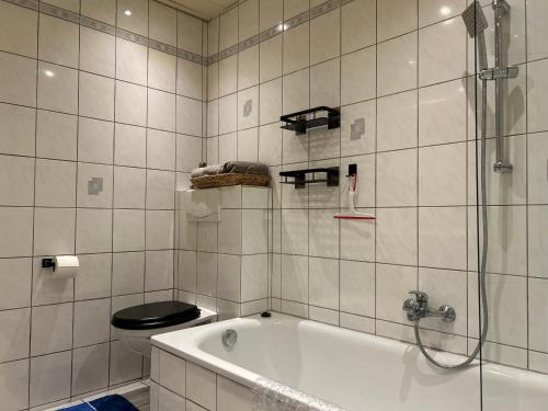 y baño con bañera y aseo. en Ihr gemütliches Zuhause – Uni-Nähe, Signal Iduna Park, en Hagen