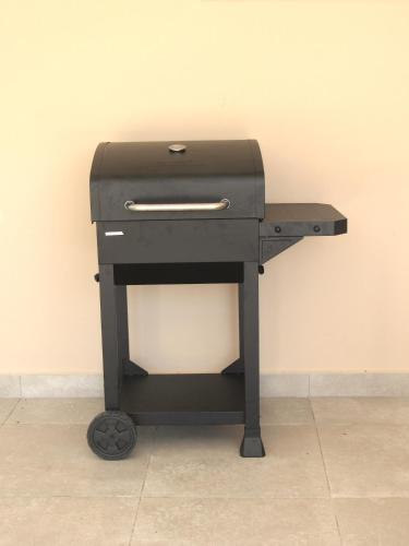 a barbecue grill sitting next to a wall at Casa Pacifico Panama in Las Lajas
