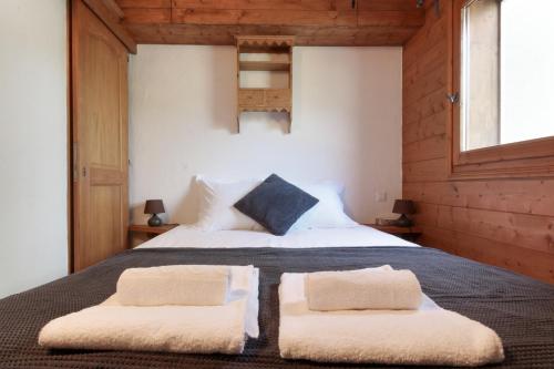 une chambre avec un lit avec deux oreillers dessus dans l'établissement Albertine - Centre de Chamonix - Garage - Mountain Views!, à Chamonix-Mont-Blanc