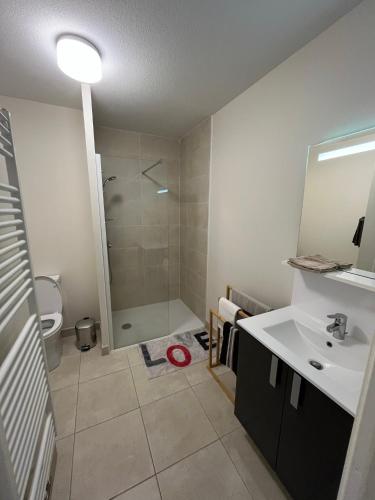 une salle de bain avec une douche, un lavabo et des toilettes dans l'établissement Appartement calme et cosy à Andernos-Les-Bains, à Andernos-les-Bains