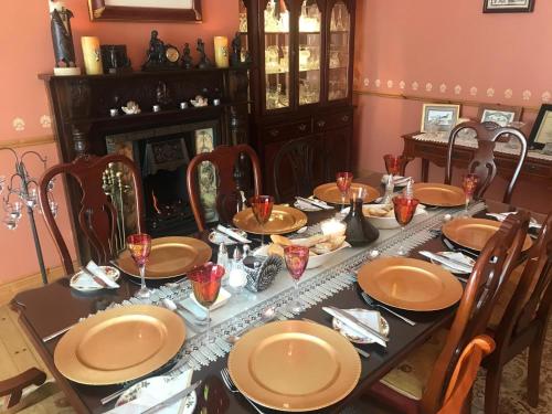 tavolo da pranzo con piatti e bicchieri di The Hazel Tree BnB 