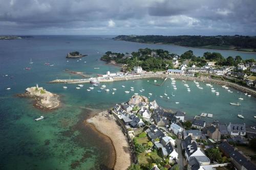 eine Luftaufnahme eines Hafens mit Booten im Wasser in der Unterkunft Gîte du Port in Ploubazlanec