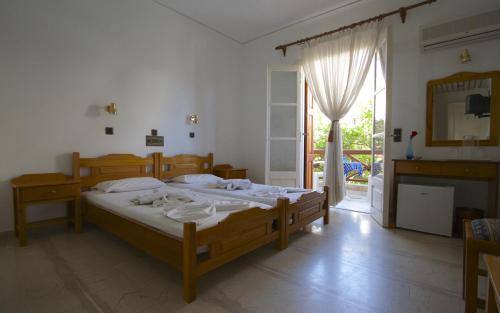 Rania Beach tesisinde bir odada yatak veya yataklar