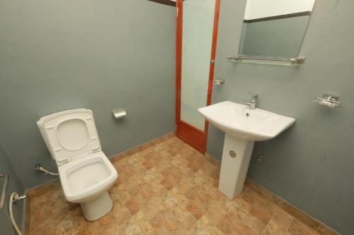 een badkamer met een toilet en een wastafel bij The Diary in Ella